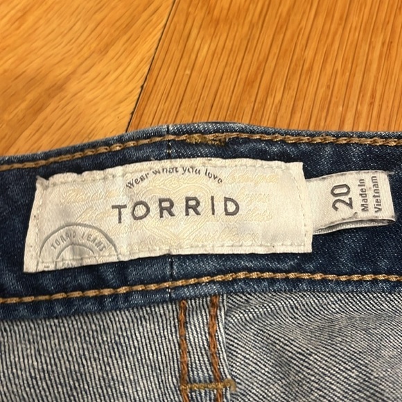 Torrid women’s distressed Bermuda Jean shorts size 20. - Picture 4 of 8
